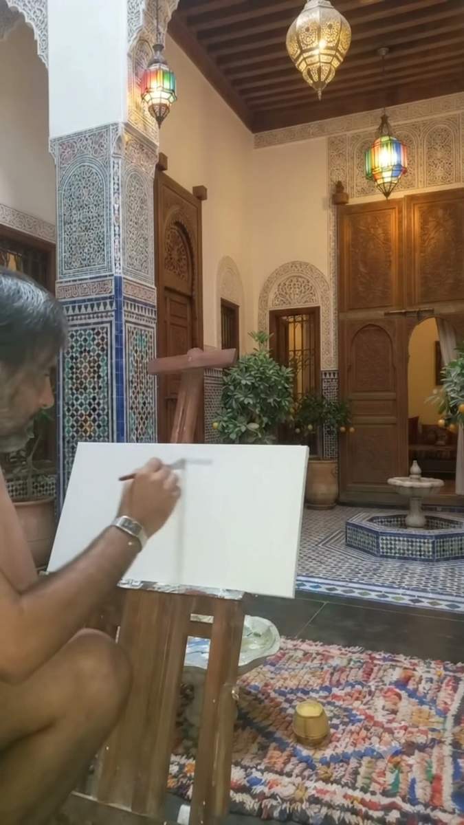 الفنان Youyoussef82 كيرسم داخل رياض مغربي بالزليج والفوانيس